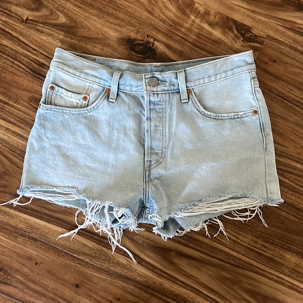 Levi’s 501 shorts sz 28